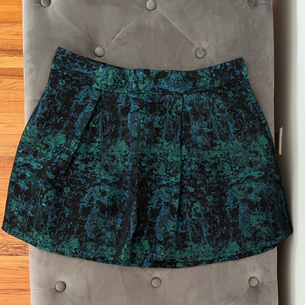 Banana Republic pleated skirt with zipper, and lining. Blue, green, black